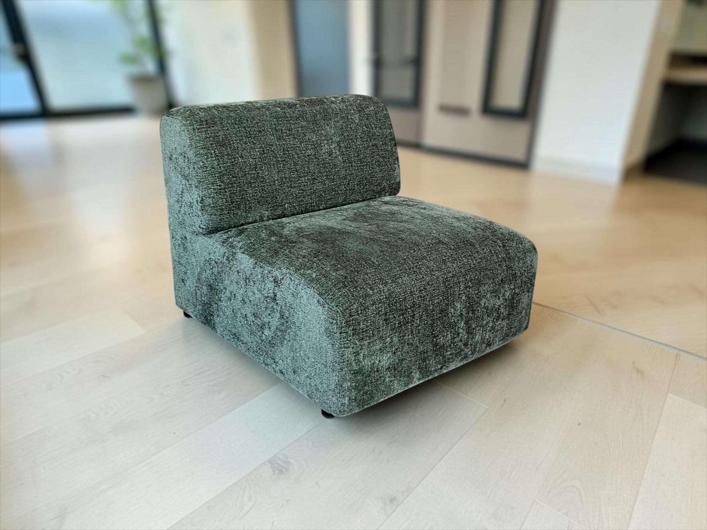 Minimalist Accent Lounge Chair – Olive / Forest Green