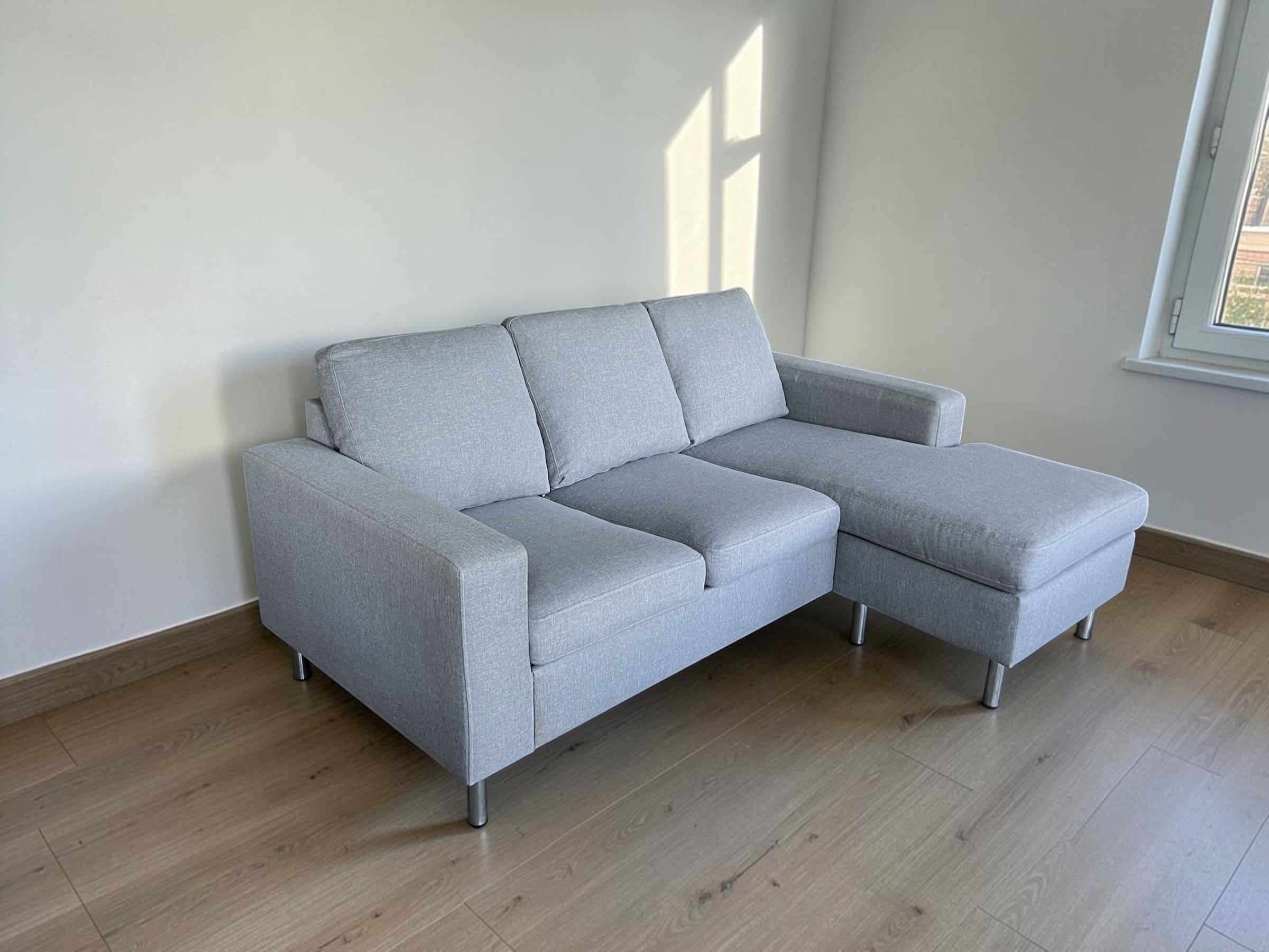 Small and Comfortable Corner Sofa (182 x 137 cm)