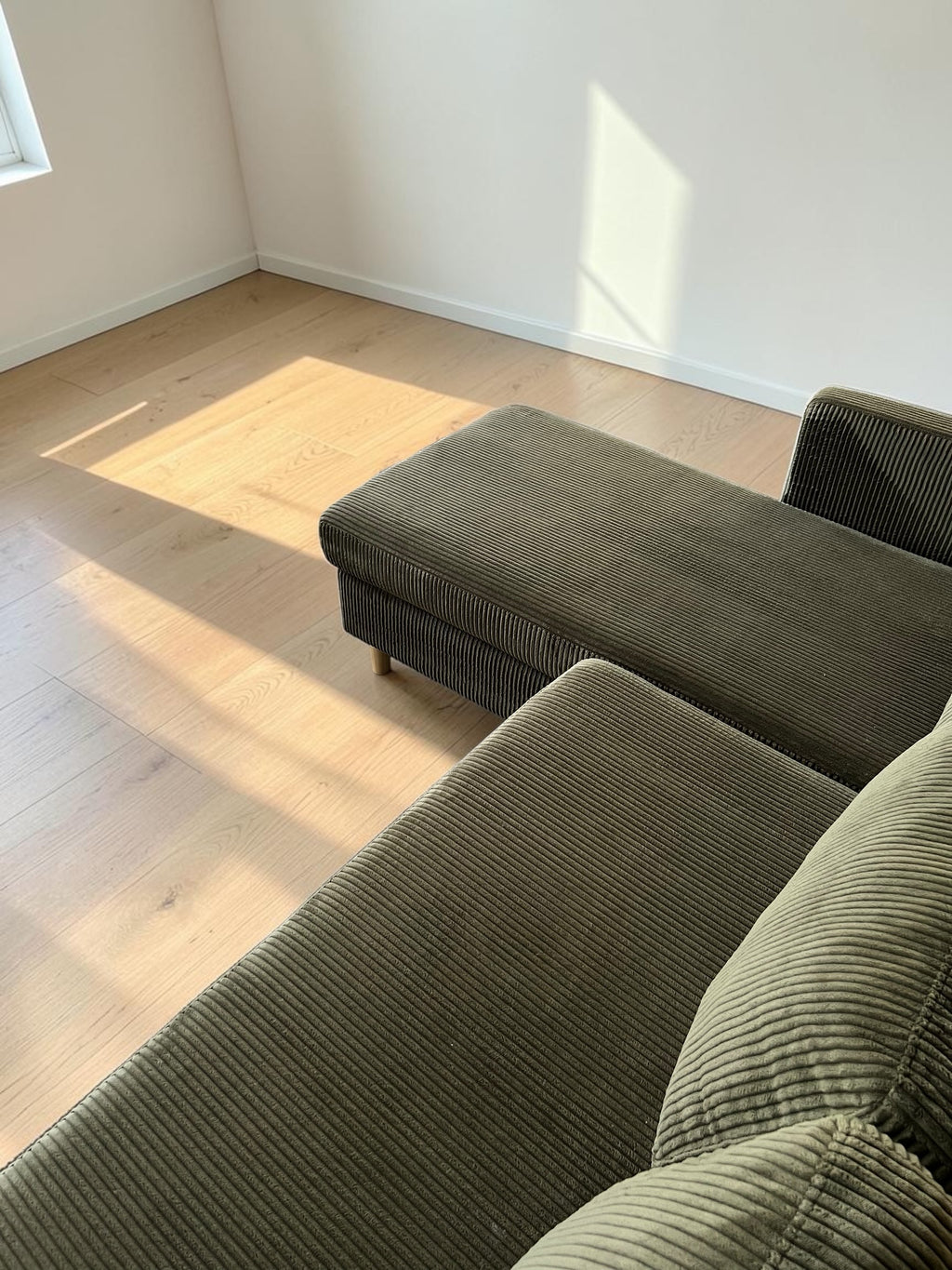Comfortable Green Corduroy Corner Sofa (215 x 150 cm)