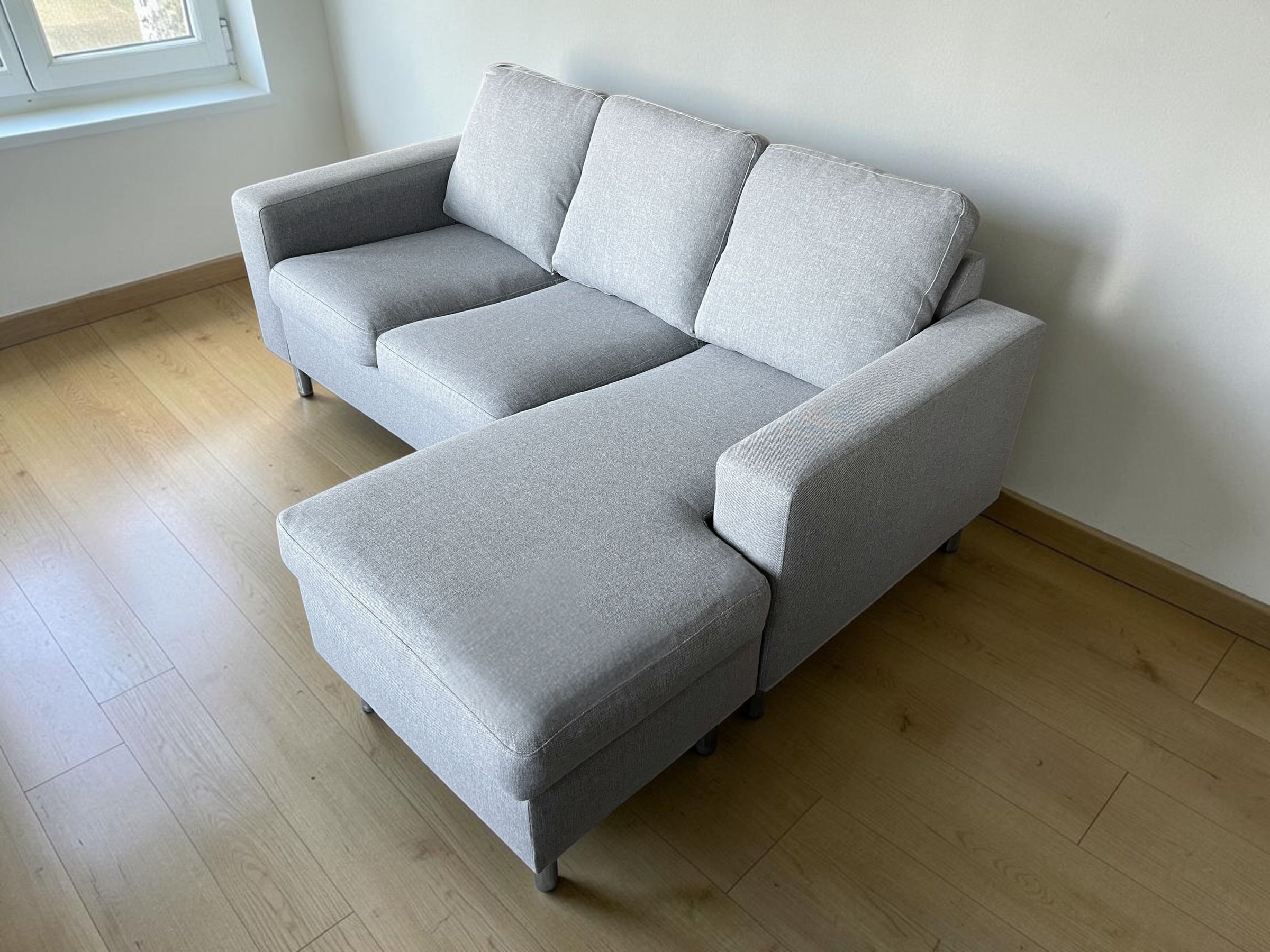 Small and Comfortable Corner Sofa (182 x 137 cm)