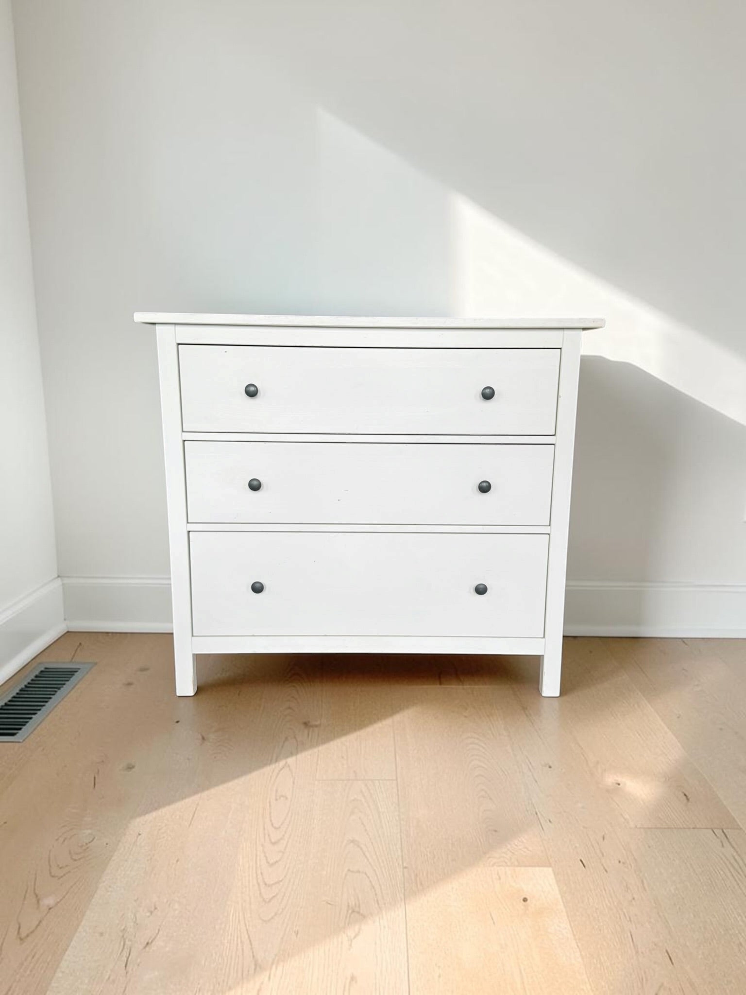White 3-Drawer Dresser / Chest of Drawers (108x50 cm)