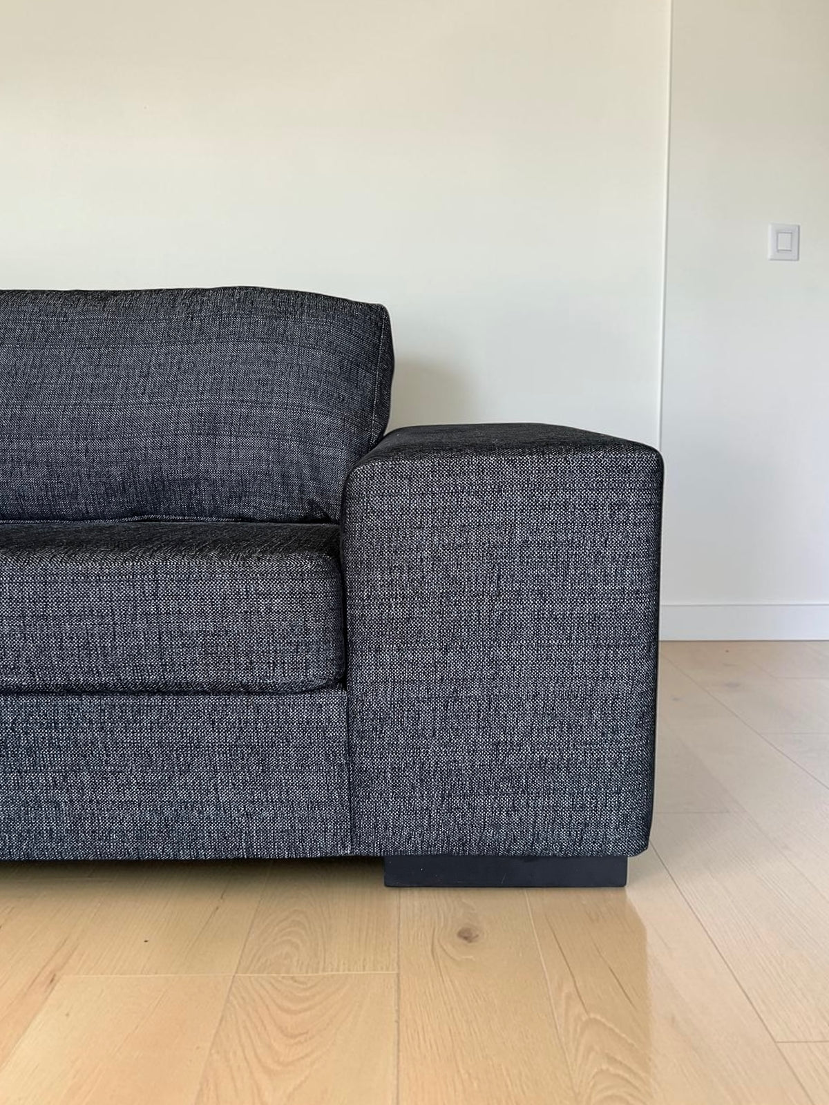L-Shaped Corner Sofa in Dark Grey / Anthracite